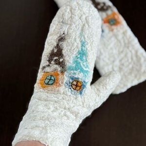 Варежки валяные «Домики-гномики»